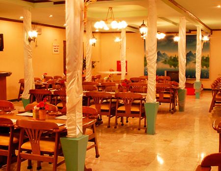 Satelit Hotel Surabaya Buitenkant foto