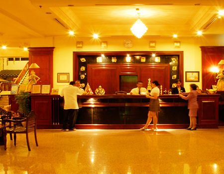 Satelit Hotel Surabaya Buitenkant foto