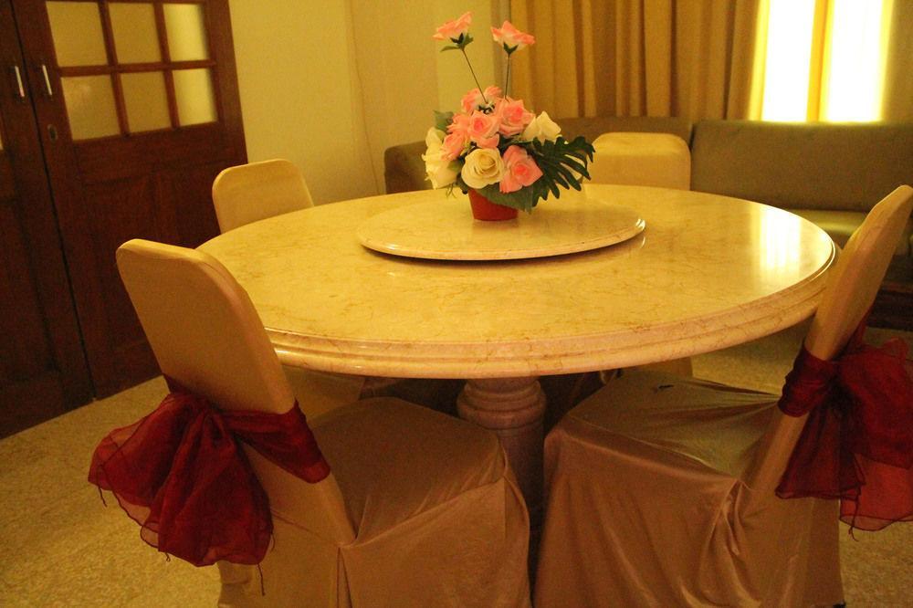 Satelit Hotel Surabaya Buitenkant foto