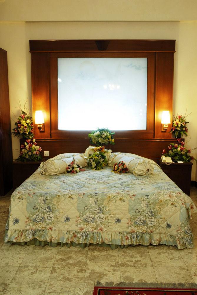 Satelit Hotel Surabaya Buitenkant foto
