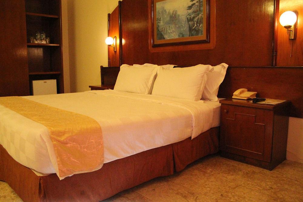 Satelit Hotel Surabaya Buitenkant foto