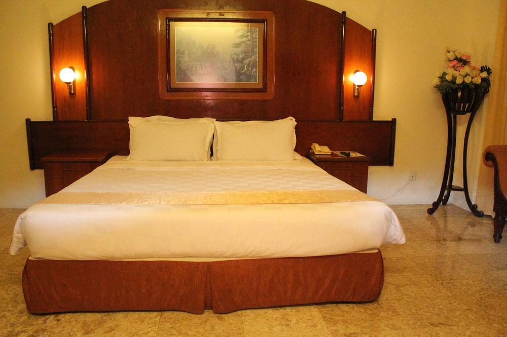 Satelit Hotel Surabaya Buitenkant foto