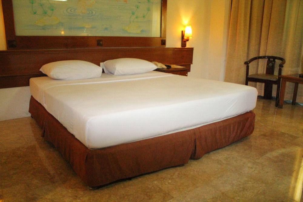 Satelit Hotel Surabaya Buitenkant foto