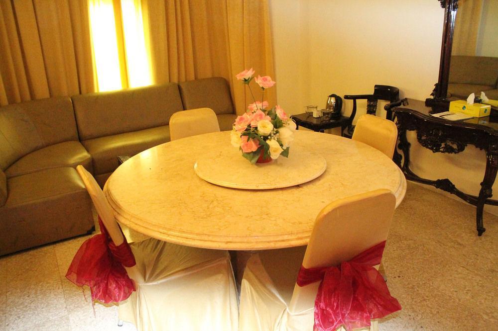 Satelit Hotel Surabaya Buitenkant foto
