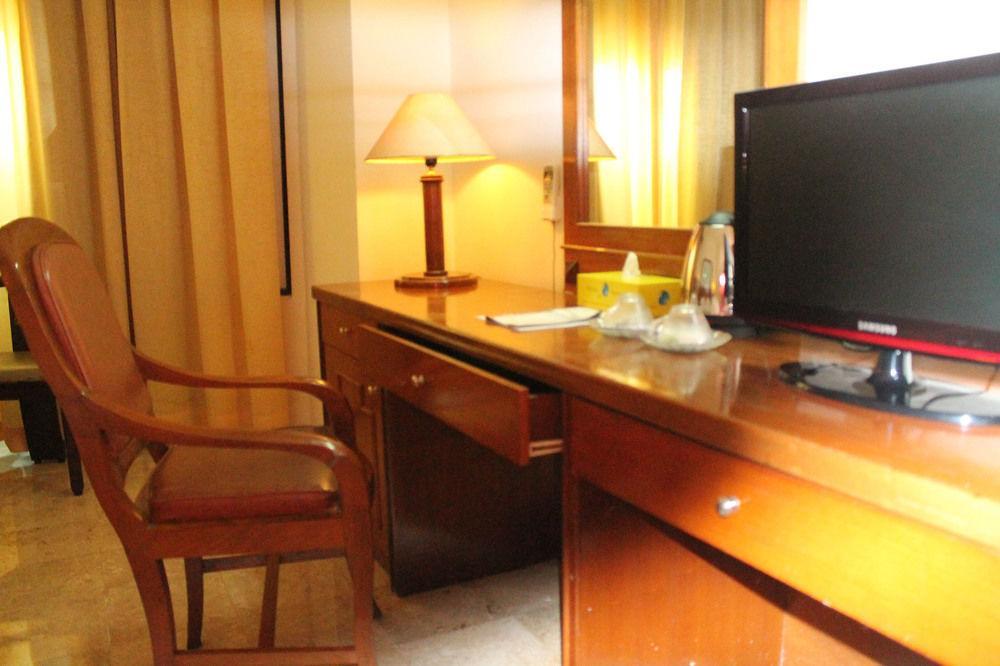 Satelit Hotel Surabaya Buitenkant foto