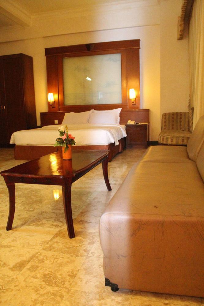 Satelit Hotel Surabaya Buitenkant foto