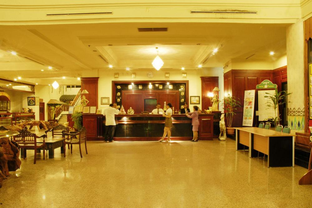 Satelit Hotel Surabaya Buitenkant foto