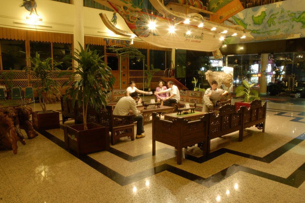 Satelit Hotel Surabaya Buitenkant foto