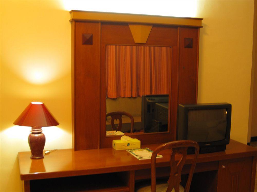 Satelit Hotel Surabaya Buitenkant foto