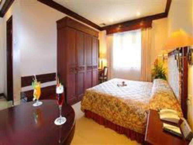 Satelit Hotel Surabaya Buitenkant foto
