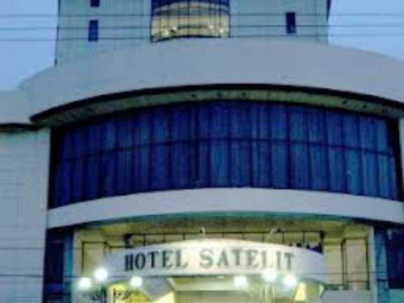 Satelit Hotel Surabaya Buitenkant foto
